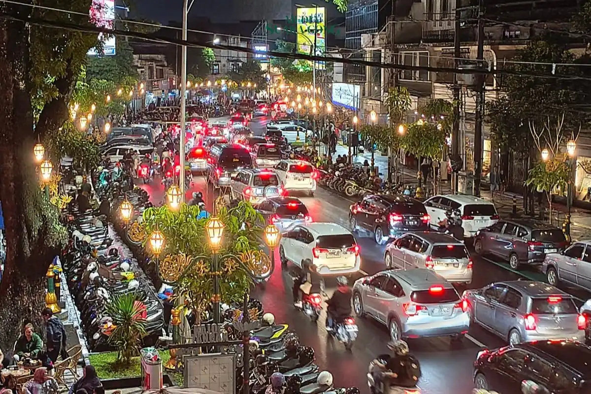 Masuk minggu keempat April 2026, cuaca di Malang lagi hobi banget tarik-ulur, Cuaca di antara hujan dan panas, Gak Jelas Kayak Hubungan Kita