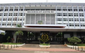 Kejagung amankan Kajari Karo terkait kasus Amsal Sitepu. Pemeriksaan dilakukan untuk evaluasi profesionalitas penanganan perkara dugaan korupsi video desa.