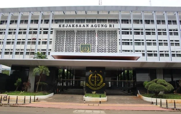 Kejagung amankan Kajari Karo terkait kasus Amsal Sitepu. Pemeriksaan dilakukan untuk evaluasi profesionalitas penanganan perkara dugaan korupsi video desa.