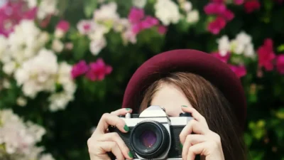 Fotografer profesional mengedit hasil foto untuk bisnis kreati