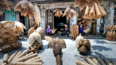 Pengrajin handmade membuat produk kreatif untuk dijual secara online