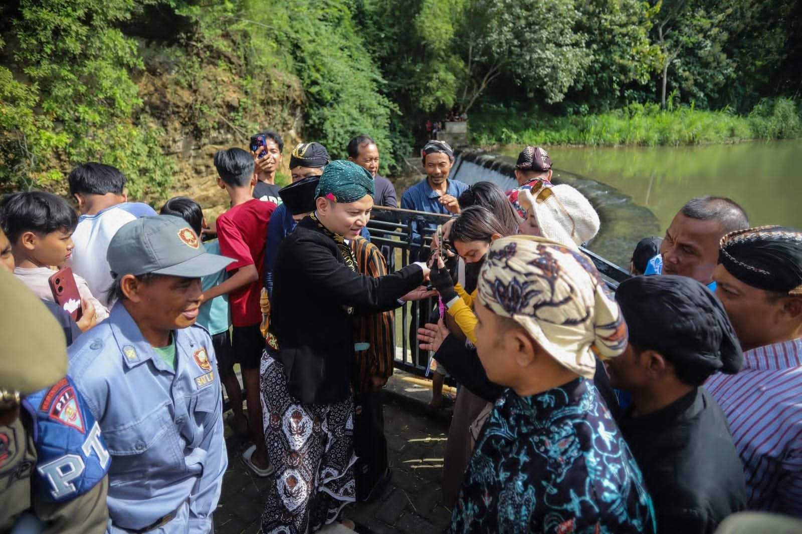 Ratusan Warga Rela Turun ke Sungai Berebut Kepala Kerbau dalam Tradisi Nyadran Dam Bagong