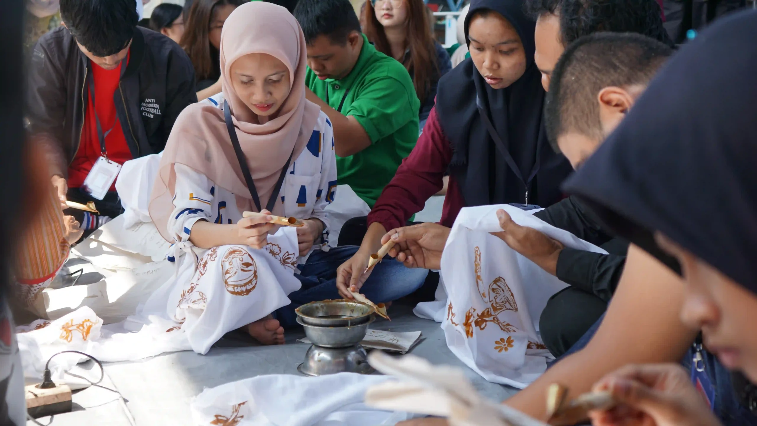 Batik Sampur untuk Jiwa yang Merdeka: Intip Keseruan Anak Difabel Malang Kolaborasi Bareng Calon Desainer Masa Depan!