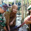 Wabup Lathifah Geber Tanam 500 Mangrove di Pantai Ngliyep!