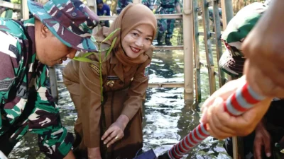 Wakil Bupati Malang Dra. Hj. Lathifah Shohib langsung turun ke lapangan di Pantai Ngliyep untuk mulai aksi keren tanam Mangrove