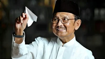 Presiden B.J. Habibie yang berhasil melakukan masterclass di bidang ekonomi, Dimana beliau sukses menjinakkan rupiah yang sempat terperosok