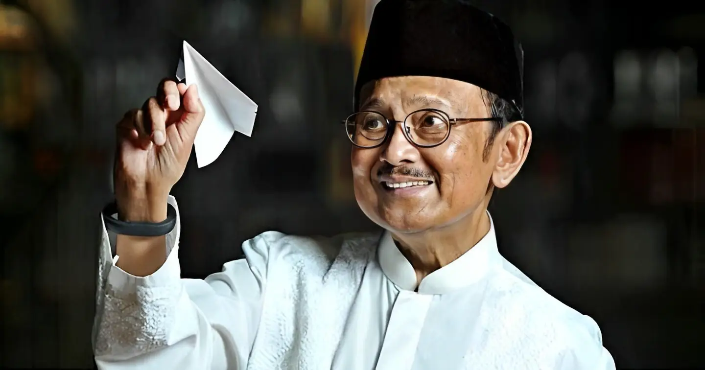 Presiden B.J. Habibie yang berhasil melakukan masterclass di bidang ekonomi, Dimana beliau sukses menjinakkan rupiah yang sempat terperosok