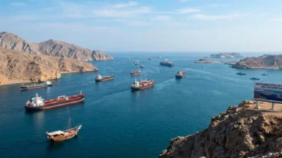 ADU MEKANIK DI SELAT HORMUZ: Iran Terapkan Aturan baru yaitu 'Izin Email', Trump Setop 'Project Freedom' miliknya