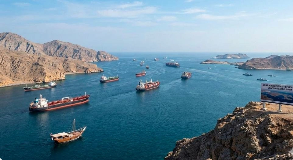 ADU MEKANIK DI SELAT HORMUZ: Iran Terapkan Aturan baru yaitu 'Izin Email', Trump Setop 'Project Freedom' miliknya