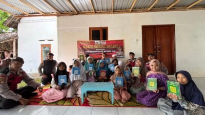 peringati Hari Bhayangkara ke-80 tahun 2026, jajaran kepolisian di Kabupaten Situbondo menunjukkan kepedulian dengan bagikan ratusan Al-Qur'an