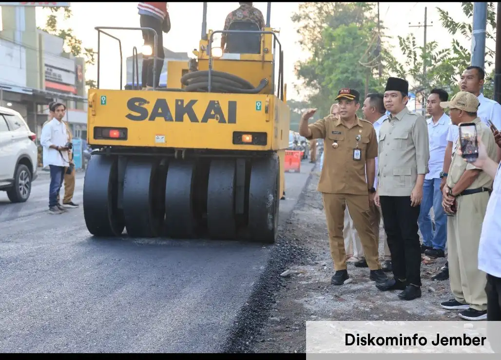 Bupati Jember Gus Fawait memastikan perbaikan jalan rusak di Kencong mulai dikerjakan, Warga berharap akses utama kembali mulus dan aman