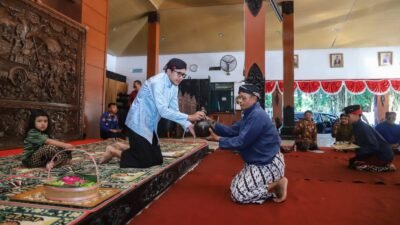 Wakil Bupati Trenggalek, Syah Natanegara menerima Kirab Kerbau sebagai rangkaian awal tradisi Nyadran Dam Bagong di Pendopo, Kamis (7/5/2026).