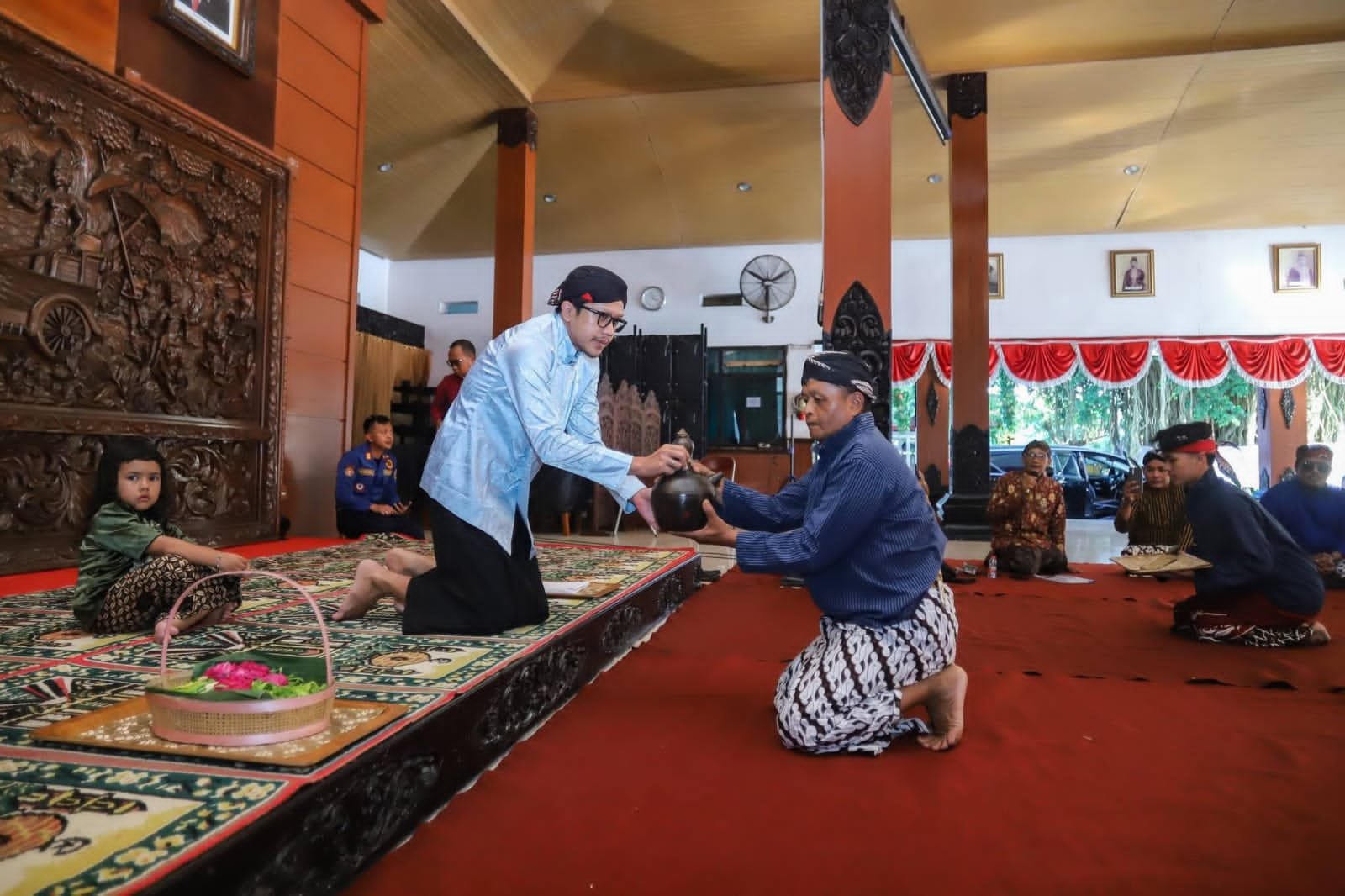 Wakil Bupati Trenggalek, Syah Natanegara menerima Kirab Kerbau sebagai rangkaian awal tradisi Nyadran Dam Bagong di Pendopo, Kamis (7/5/2026).
