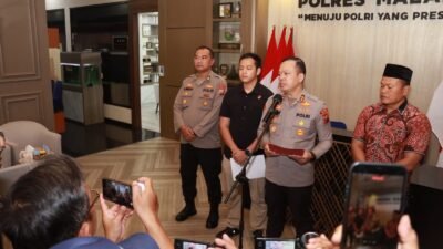 Kepolisian Resor Malang menetapkan empat tersangka dalam kasus pengeroyokan dan perusakan terhadap wisatawan asal Surabaya di Pantai Wedi Awu