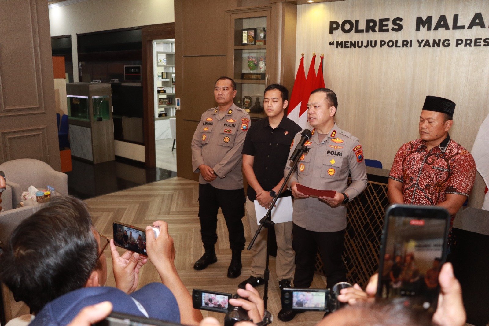Kepolisian Resor Malang menetapkan empat tersangka dalam kasus pengeroyokan dan perusakan terhadap wisatawan asal Surabaya di Pantai Wedi Awu