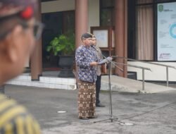 Peringati Hardiknas 2026, ASN Trenggalek Kenakan Pakaian Adat Saat Upacara