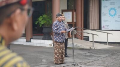 Peringati Hardiknas 2026, ASN Trenggalek Kenakan Pakaian Adat Saat Upacara