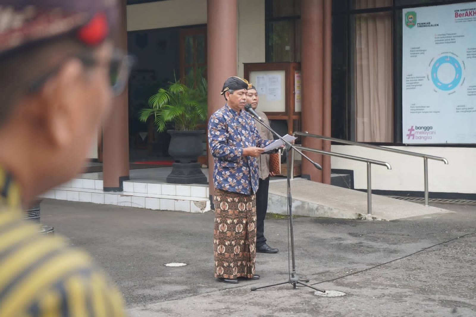 Pemerintah Kabupaten Trenggalek menggelar upacara peringatan Hari Pendidikan Nasional (Hardiknas) 2026 secara khidmat dengan pakaian adat