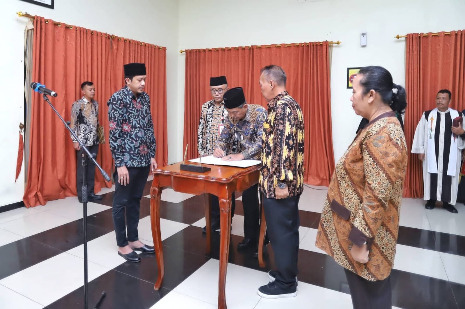 Wakil Bupati Trenggalek, Syah Natanegara melantik dua pejabat administrator di lingkungan Pemerintah Kabupaten Trenggalek, Jumat (8/5/2026).