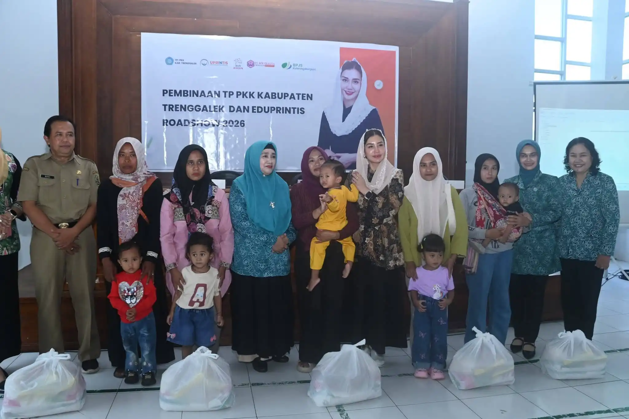 Novita Hardini Berikan Layanan Kesehatan Mata Gratis