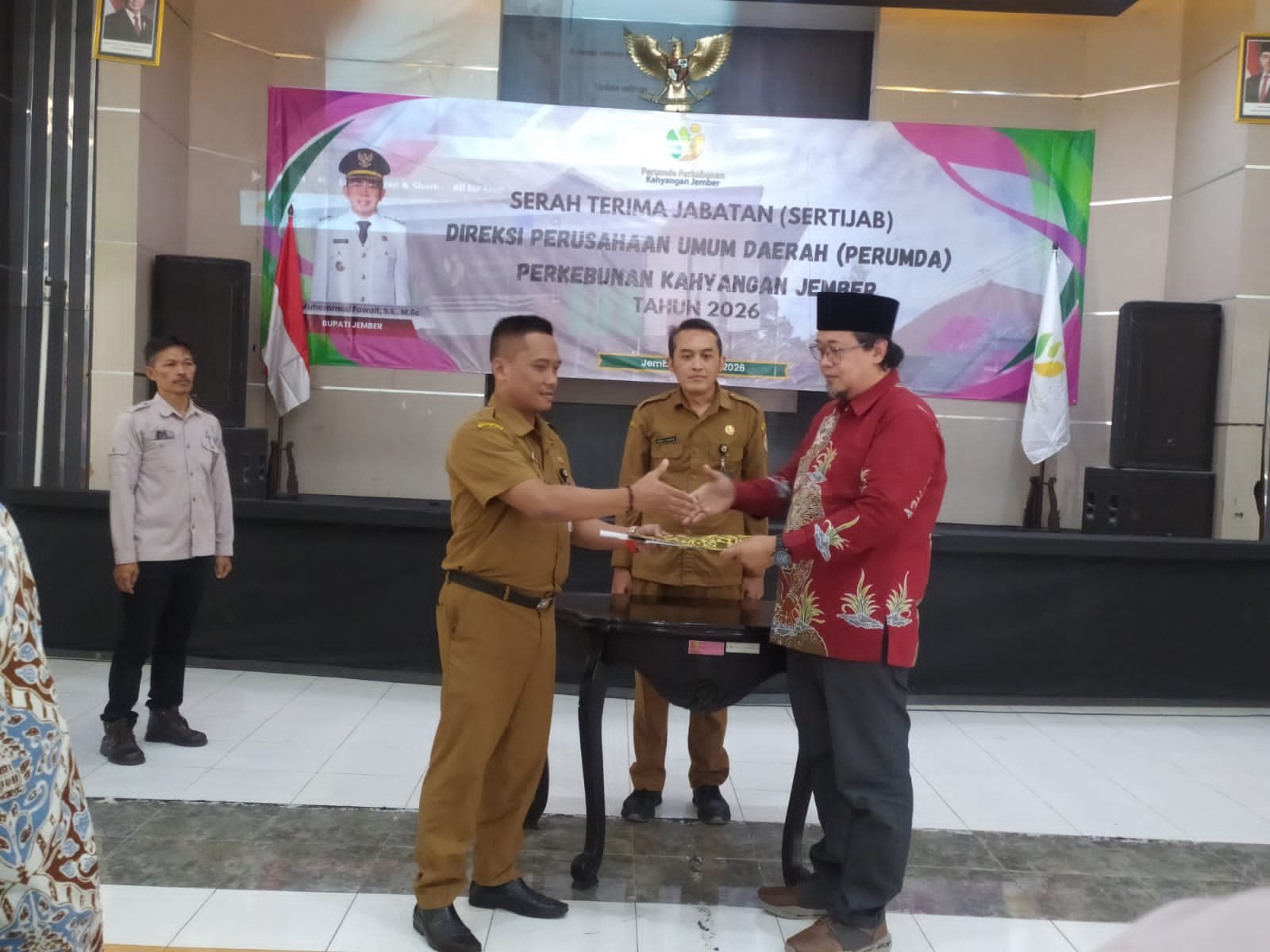 Direksi baru Perumda Kahyangan Jember pilih sertijab sederhana tanpa prasmanan demi efisiensi anggaran dan empati terhadap buruh perkebunan.