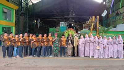 Tradisi kirab tebu manten mewarnai pembukaan musim giling di SGN Pabrik Gula (PG) Wringin Anom, Kecamatan Panarukan, Kabupaten Situbondo,