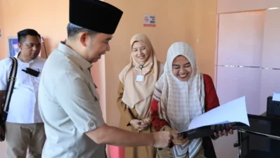 Bupati Jember Gus Fawait meninjau MPP Mini Jombang untuk mendekatkan pelayanan publik. Warga kini bisa cetak KTP Gratis di Kecamatan