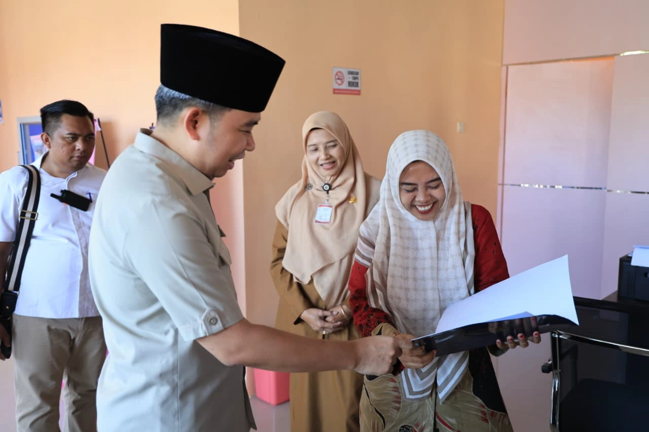 Bupati Jember Gus Fawait meninjau MPP Mini Jombang untuk mendekatkan pelayanan publik. Warga kini bisa cetak KTP Gratis di Kecamatan