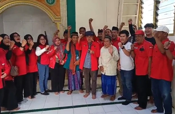 PAC PDI Perjuangan Tambaksari Surabaya menerima bantuan sapi kurban dari DPD PDIP Jawa Timur pada Iduladha 2026