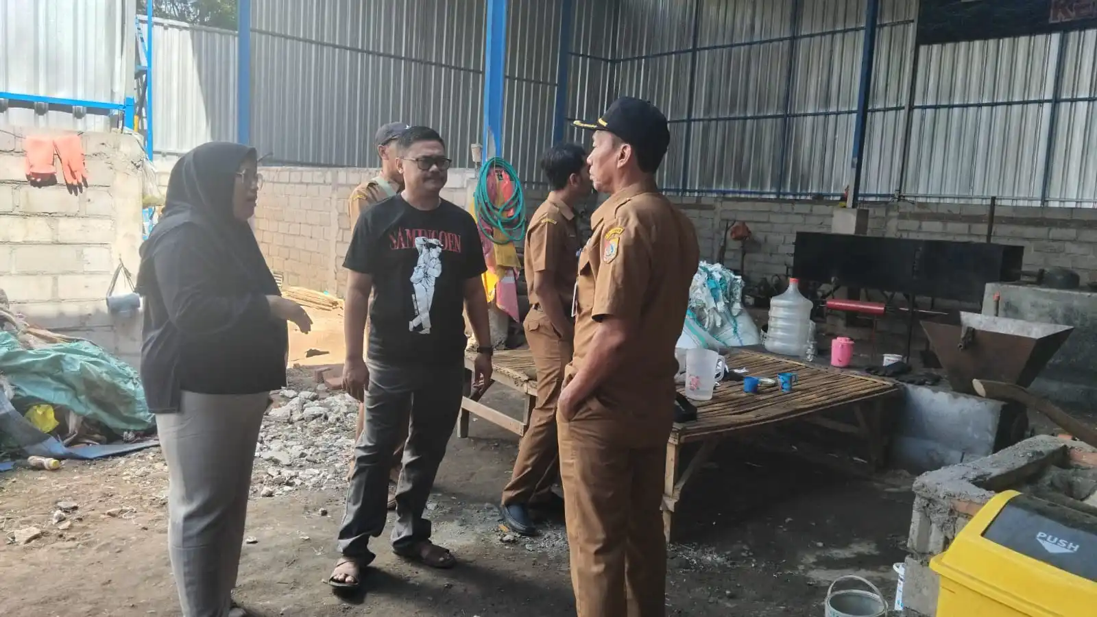 Sekelompok warga Kencong berhasil mengolah sampah plastik rumah tangga menjadi bahan bakar menyerupai solar yang siap digunakan.