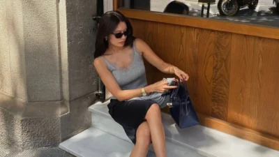 Kembalinya Tren Silky Camisole Top yang Chic & Effortless