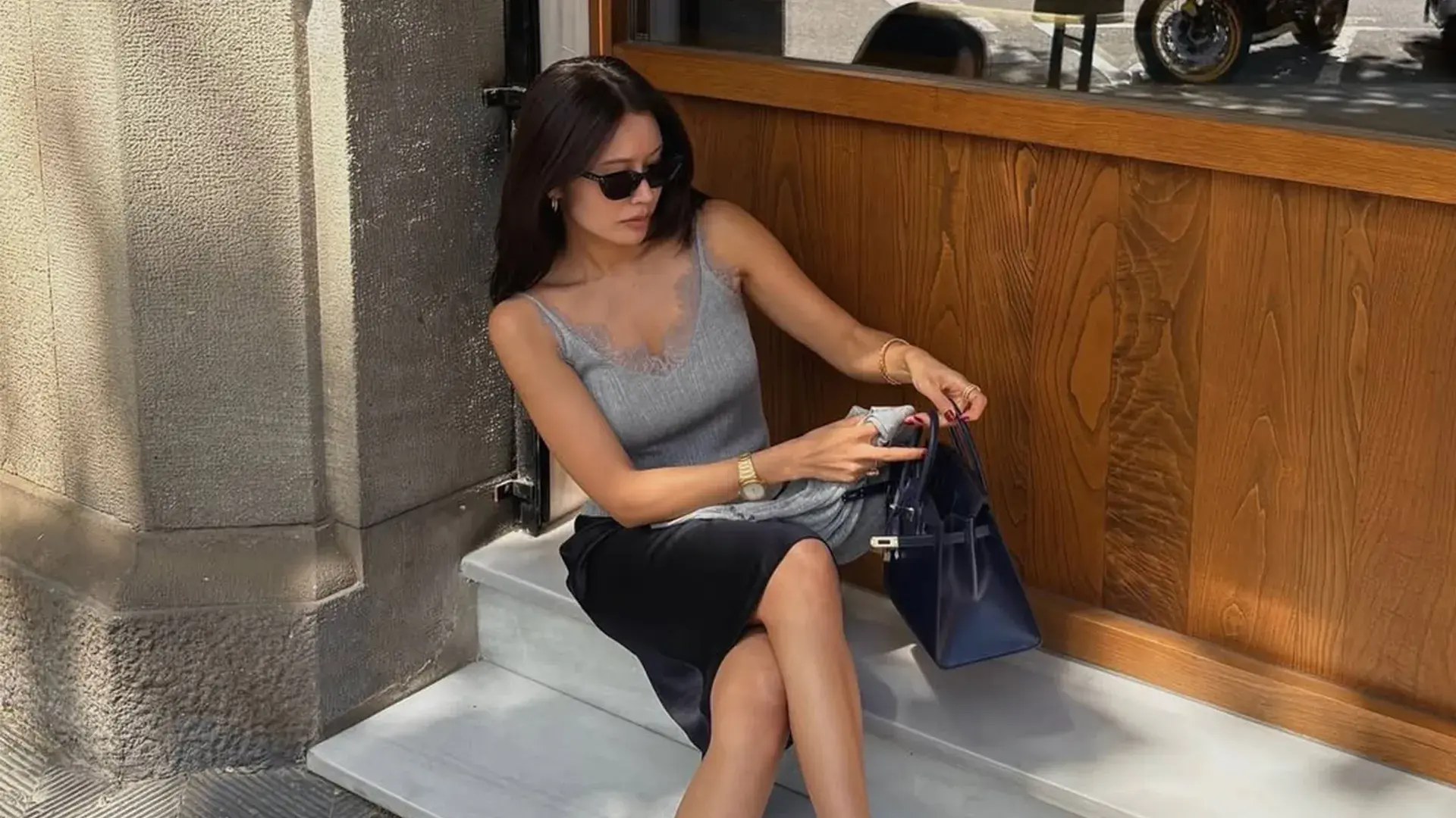 Kembalinya Tren Silky Camisole Top yang Chic & Effortless