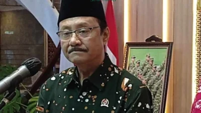 Menteri Sosial Saifullah Yusuf (Gus Ipul) akhirnya buka suara soal isu penggelembungan harga sepatu siswa Sekolah Rakyat yang lagi viral.