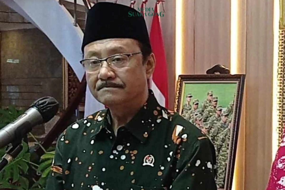 Menteri Sosial Saifullah Yusuf (Gus Ipul) akhirnya buka suara soal isu penggelembungan harga sepatu siswa Sekolah Rakyat yang lagi viral.