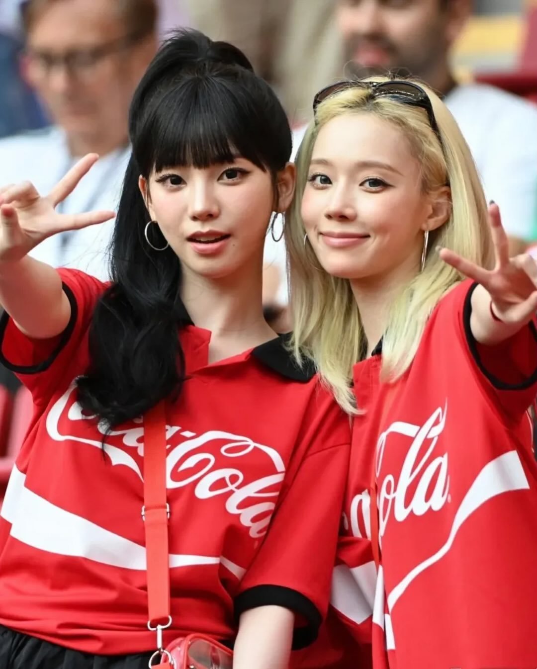 Dua member aespa, Karina dan Winter, kedapatan nonton langsung pertandingan pertama fase grup antara Korea Selatan melawan Republik Ceko pada 12 Juni waktu Korea.