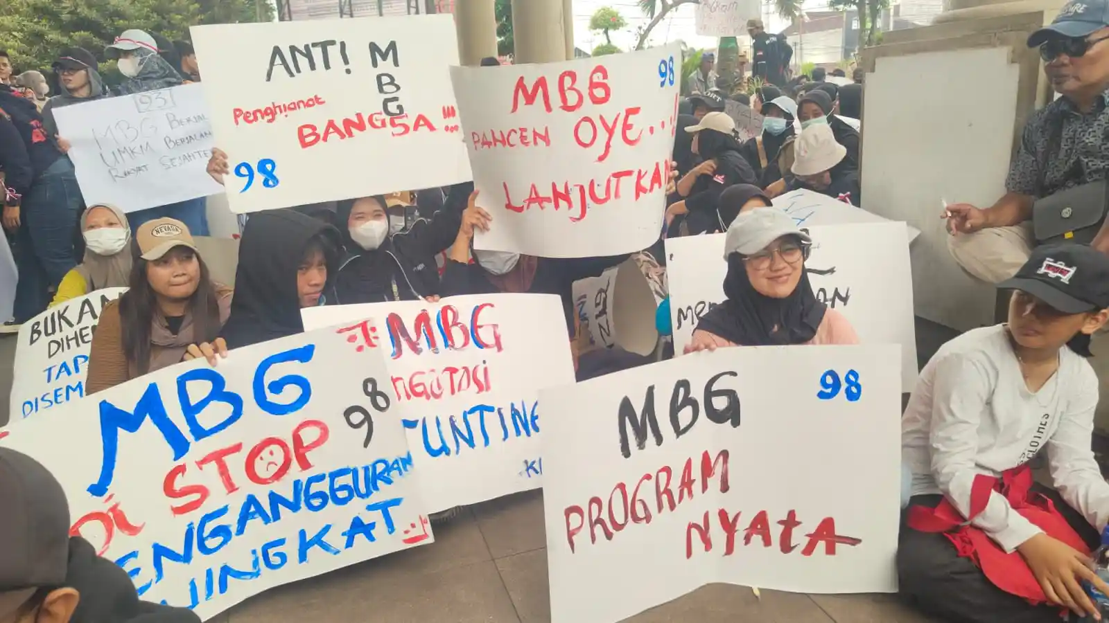 Forum Masyarakat Jember Maju (FMJM) kompak turun ke jalan dan tegas menyuarakan penolakan terhadap penutupan program MBG
