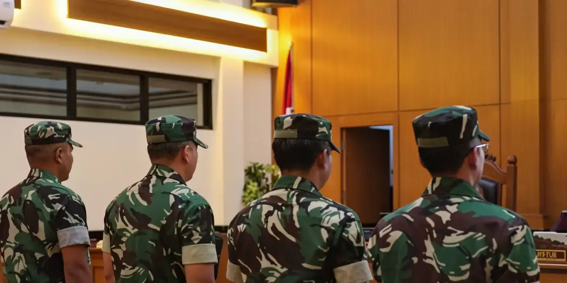 Hakim Militer Jatuhkan Hukuman Pemecatan kepada 2 anggota BAIS TNI yang menjadi terdakwa kasus penyiraman air keras Andrie Yunus.