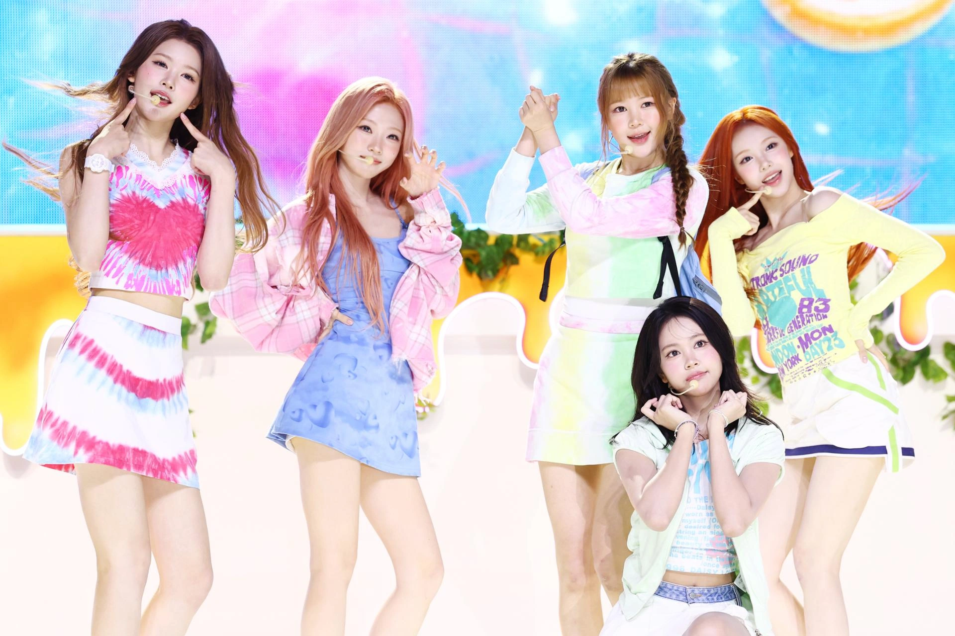Girl group yang tengah naik daun, Hearts2Hearts, sukses mencatatkan prestasi gemilang lewat perilisan mini album kedua mereka "Lemon Tang”.