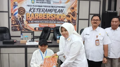 Dinas Ketenagakerjaan Kabupaten Situbondo menggelar pelatihan keterampilan barbershop bagi pencari kerja berbasis klaster kompetensi
