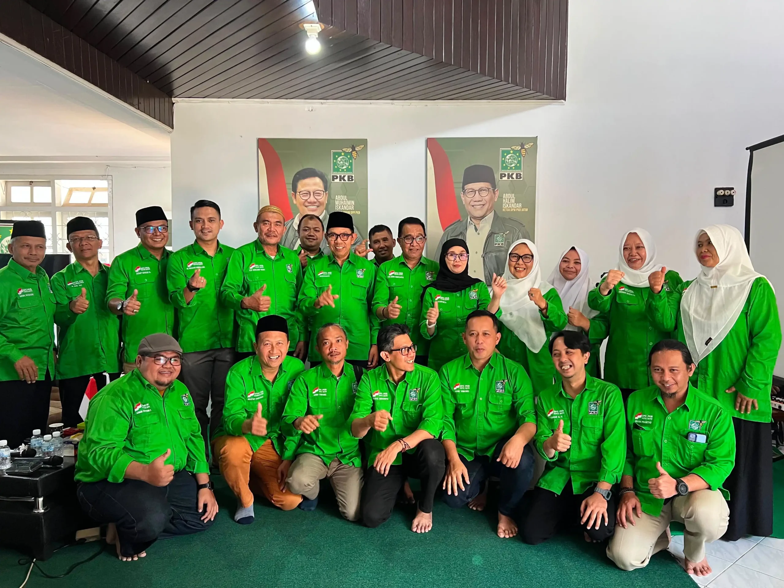 Terpilihnya kembali Cak Nur (Nurochman) lewat proses uji kelayakan dua lapis membuktikan kalau beliau masih punya reputasi dan kompetensi yang kuat di mata pusat. Langkah taktis penguatan identitas Green Party juga sangat relevan dengan kebutuhan Kota Batu saat ini. Kita berharap, setelah struktur pengurus baru terbentuk utuh, PKB Kota Batu bisa langsung tancap gas di parlemen demi mengawal pertumbuhan ekonomi kota yang selaras dengan kelestarian alamnya.