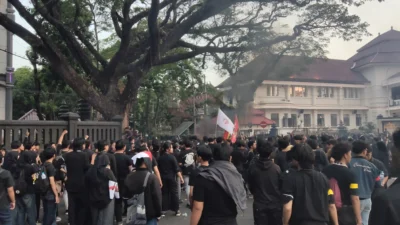 Balai Kota dan DPRD Kota Malang sore hari ini, 15 Juni 2026, dipenuhi Ratusan mahasiswa demo yang mengkritik keras program Presiden Prabowo