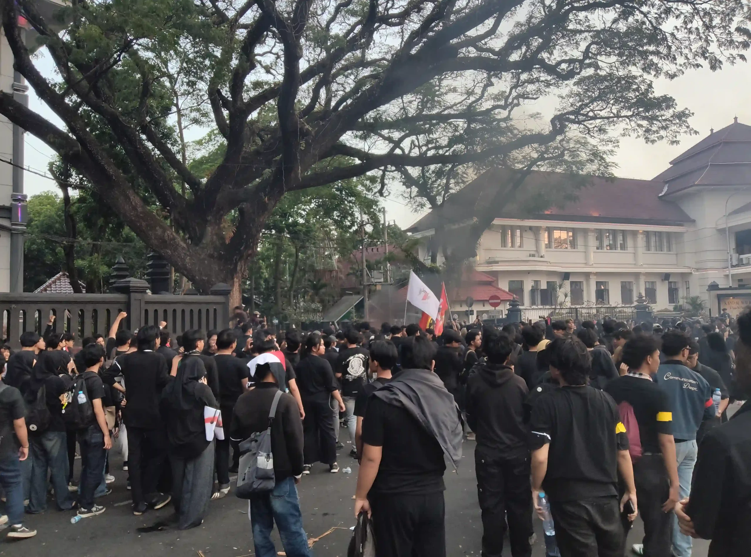 Balai Kota dan DPRD Kota Malang sore hari ini, 15 Juni 2026, dipenuhi Ratusan mahasiswa demo yang mengkritik keras program Presiden Prabowo