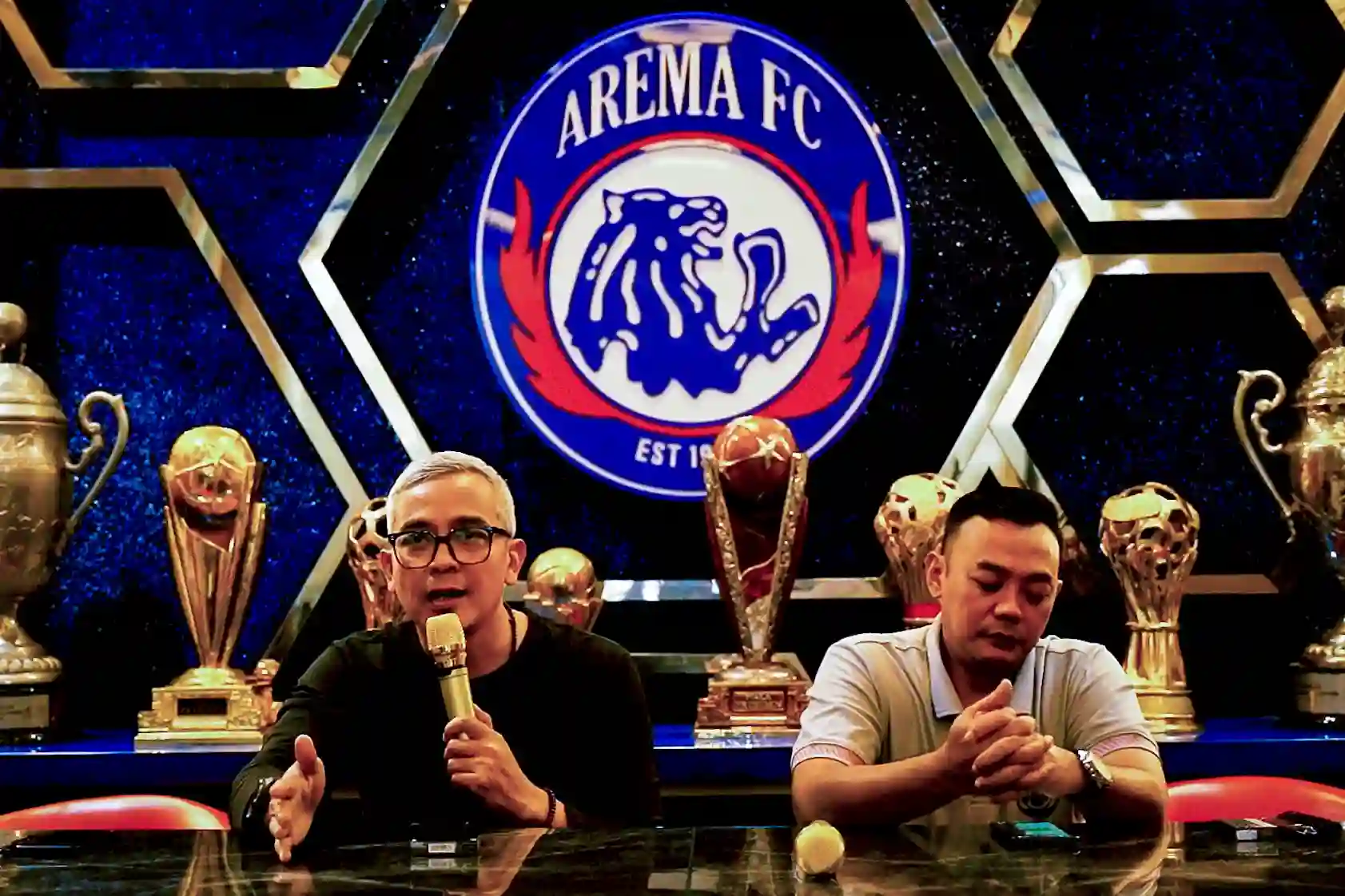 Manajemen Arema FC akhirnya angkat bicara terkait polemik logo Singa Bertindik yang belakangan menjadi perbincangan hangat di Aremania.