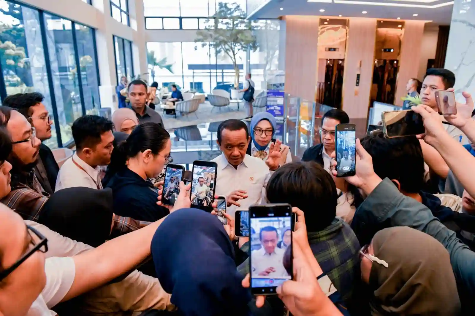WADUH! Menteri ESDM Bahlil Bongkar Alasan Pasokan Listrik Terancam, Ternyata PLN Kurang Batu Bara Kalori Medium!