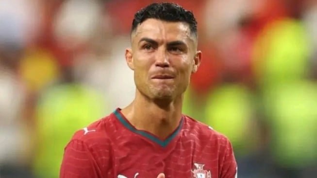 Mega bintang legendaris, Cristiano Ronaldo, yang resmi menyudahi karier internasionalnya bersama Timnas Portugal usai di pulangkan Spanyol.