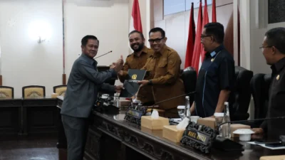 Pemerintah Kota Batu bersama Dewan Perwakilan Rakyat Daerah (DPRD) Kota Batu resmi menyetujui tiga Raperda menjadi Peraturan Daerah (Perda)