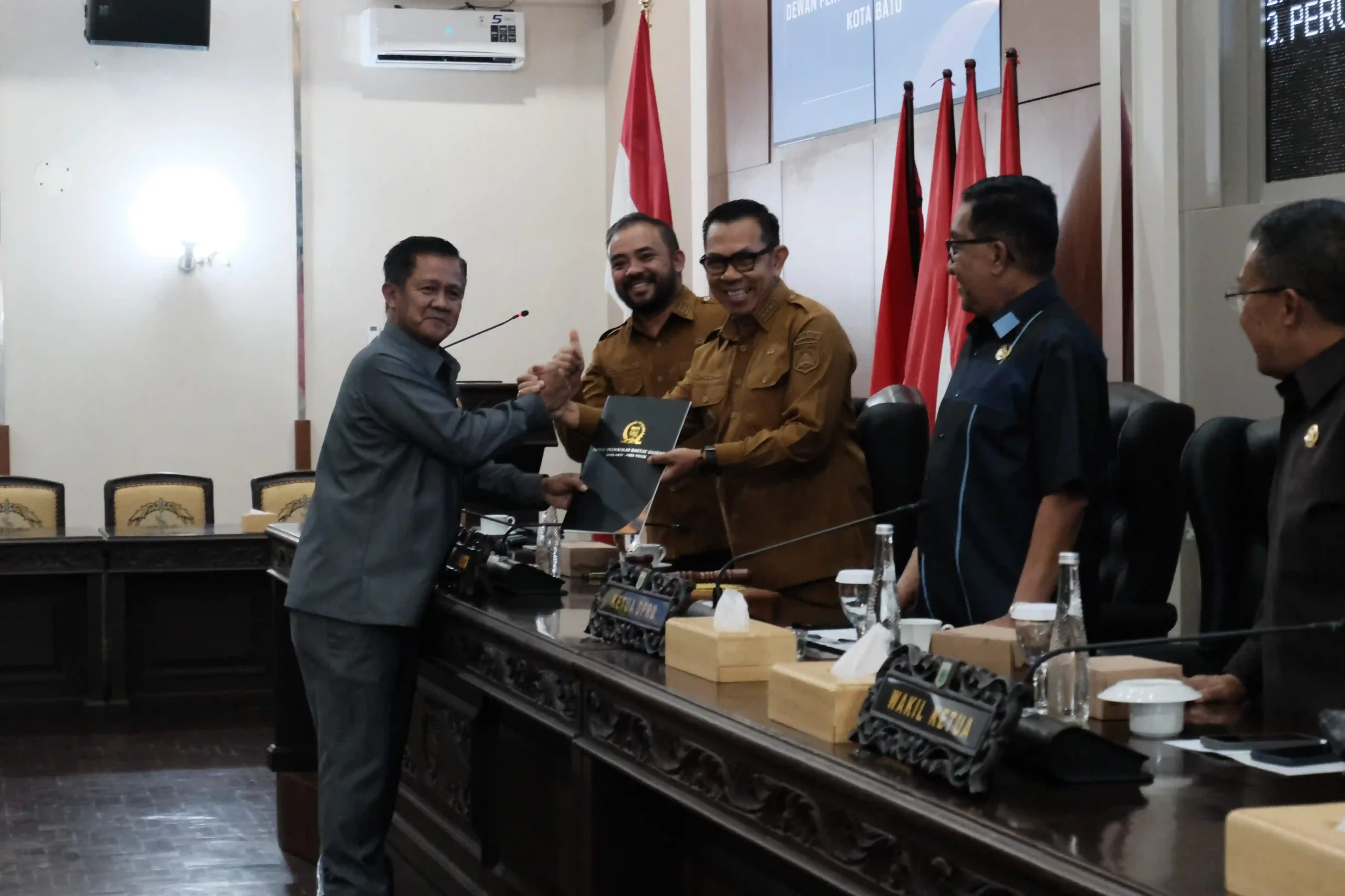 Pemerintah Kota Batu bersama Dewan Perwakilan Rakyat Daerah (DPRD) Kota Batu resmi menyetujui tiga Raperda menjadi Peraturan Daerah (Perda)