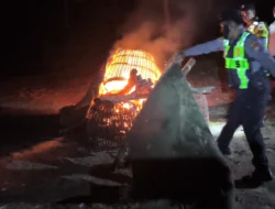 Polisi Bongkar dan Bakar Arena Diduga Sabung Ayam di Singosari Malang