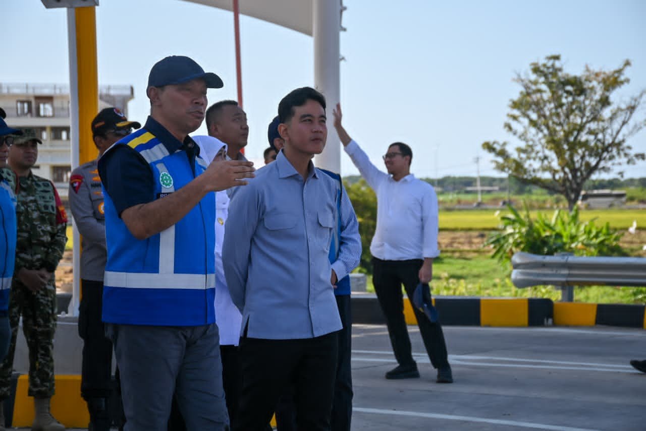 Wakil Presiden RI, Gibran Rakabuming Raka, turun langsung ke lapangan untuk meninjau progres pembangunan Jalan Tol Prosiwangi
