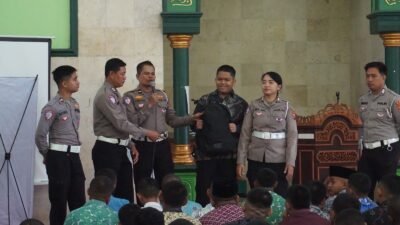 Momen penutupan MPLS di SMK Negeri 2 Singosari, Kabupaten Malang langsung diserbu oleh personel Satlantas Polres Malang (17/7/2026).